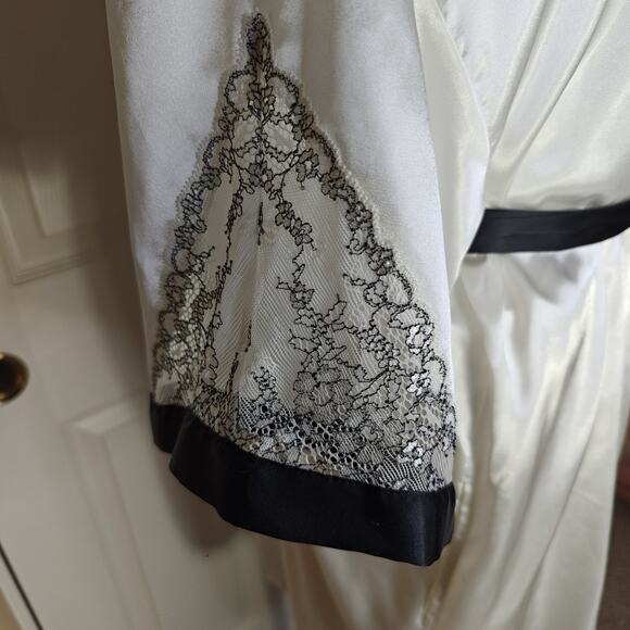 Morgan Taylor lace inset black trim ivory satin robe sz XXL - Picture 4 of 8